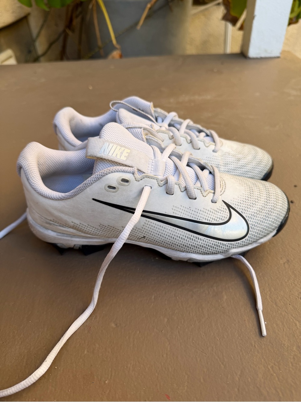 Nike Kids White Athletic Cleats - Size 5Y (Big Kid)